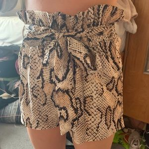 Snakeprint Flowy high waisted shorts
